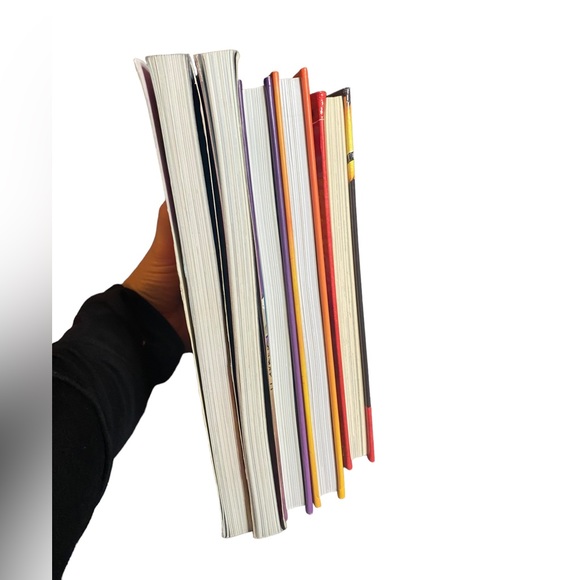 Graphic Novel Bundle incl.  Wings of Fire, HiLo, City of Dragons, Best of Iggy - Picture 3 of 10